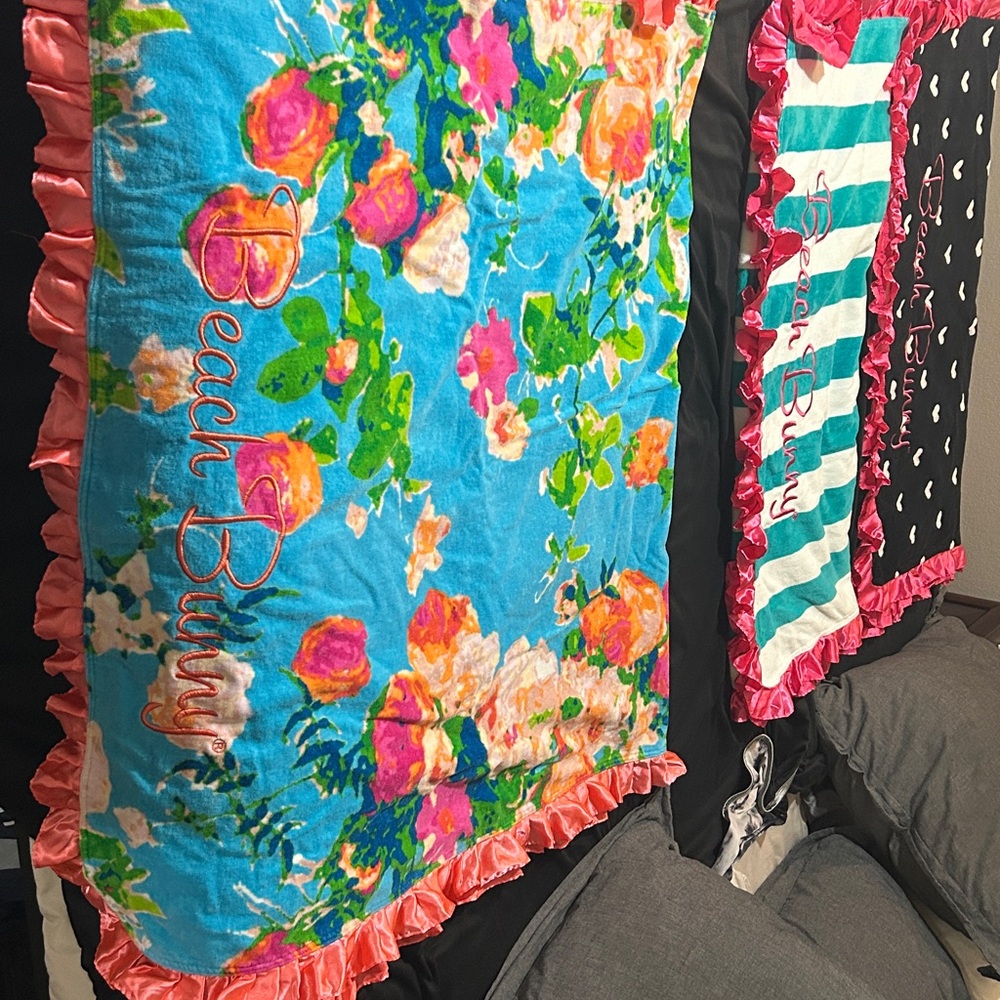 Beach Bunny Beach towel - Picture 2 of 3